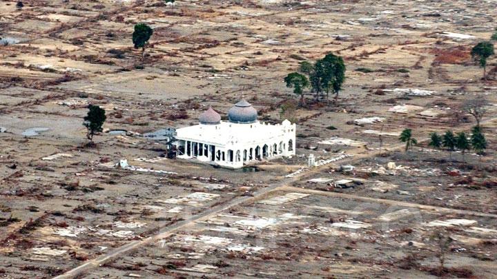 Foto Tsunami Aceh 2004