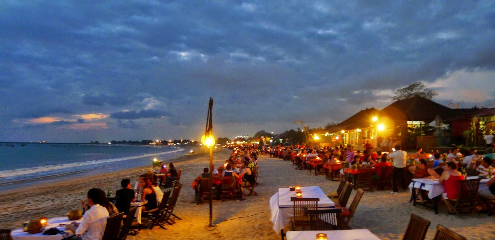 Lokasi wilayah ini berdekatan kuta . Pantai Jimbaran Keindahan Sunset yang Romantis - Bali