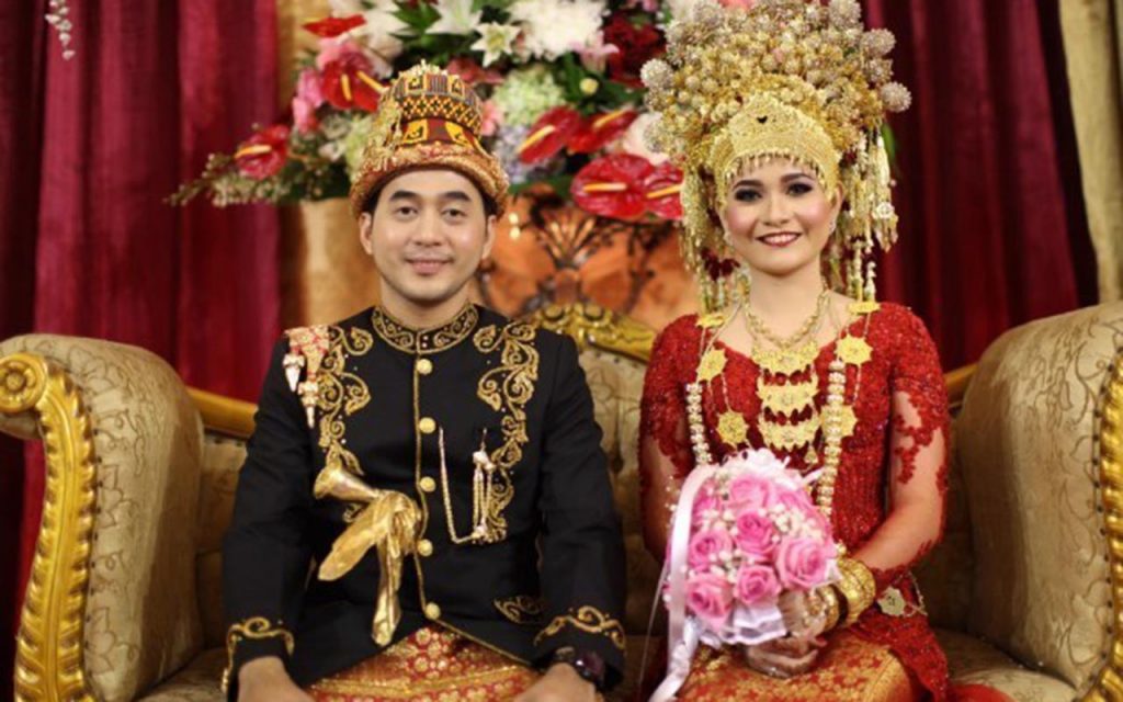 nama pakaian adat aceh darussalam Adat pakaian aceh busana pernikahan tradisional ragam ulee balang terkenal danuarta aktor meyriska idn momen bertema betawi weddingmarket bundo kanduang