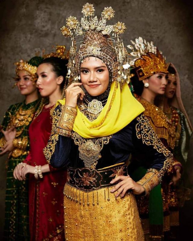 Foto 34 Baju Adat Indonesia, Yang Dikenakan Oleh Finalis Puteri Indonesia